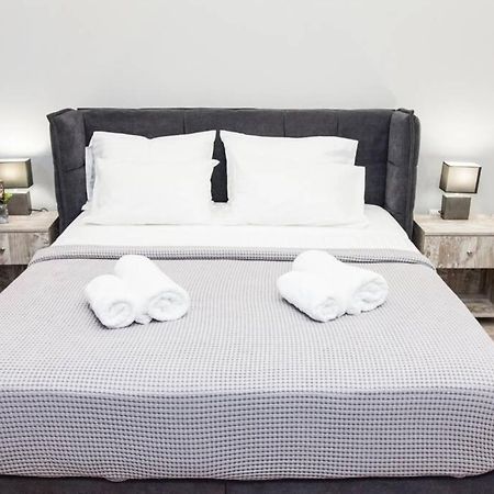 E Spacious Cornered Brand New Studio Apartment E Athene Buitenkant foto