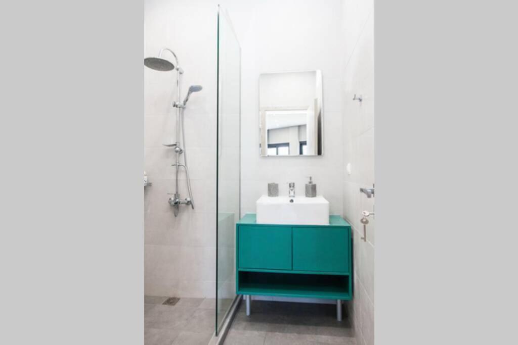 E Spacious Cornered Brand New Studio Apartment E Athene Buitenkant foto